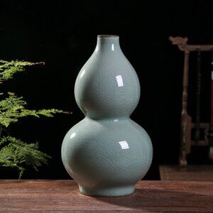 Sky blue gourd-shaped vase with ice crackle pattern